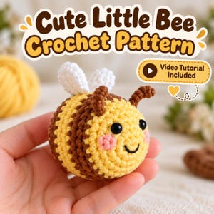 Puede incluir: Un pequeño juguete de abeja tejido a ganchillo, redondo, con rayas amarillas y marrones, alas blancas, ojos negros y mejillas rosadas. El texto dice "Cute Little Bee Crochet Pattern" y "Video Tutorial Included" con un icono de reproducción.