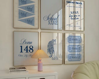 Könnte beinhalten: Ein Set aus sechs gerahmten Wandbildern mit blau-weißen Motiven, darunter Wimpel, Streifenmuster, ein Gästescheck mit Text, ein Wohnheimschild, eine Leopardenillustration und drei Tickets mit der Aufschrift STATE 2026.
