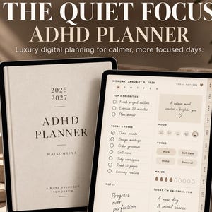 Könnte beinhalten: Zwei Tablets mit dem The Quiet Focus ADHD Planner von MaisonSiya. Der Bildschirm zeigt ein Cover für 2026-2027 und eine Tagesaufgaben-Seite mit Bereichen für Prioritäten, Stimmung, Fokus, Wasseraufnahme und Dankbarkeit. Ein Eingabestift liegt daneben.