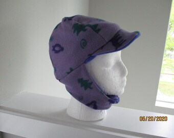 Polar fleece child/'s reversible hat with velcro chin closure