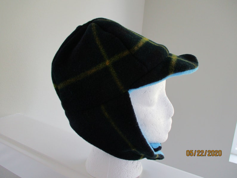 Fleece child/'s reversible hat with velcro chin closure