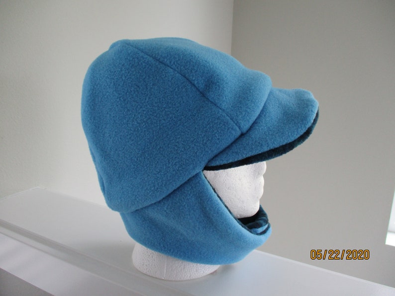 Fleece child/'s reversible hat with velcro chin closure