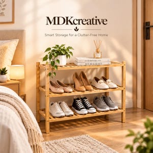 Pode incluir: Uma sapateira de bambu de três níveis com design de ripas. A prateleira superior contém uma planta verde em vaso, um difusor de varetas e dois livros intitulados The Kinfolk Home e Live Beautifully. As prateleiras inferiores exibem vários estilos de calçados.