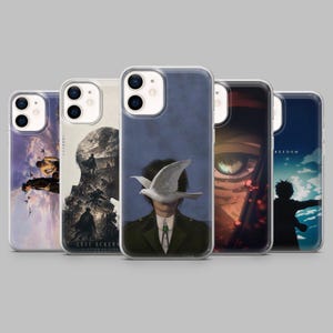 Op de afbeelding: Vijf doorzichtige telefoonhoesjes met diverse anime-geïnspireerde illustraties. De ontwerpen bevatten een personagesilhouet met een witte vogel, een donkere gevechtsscène met de tekst LEVI ACKERMAN, een close-up van een oog en een figuur tegen een lucht.