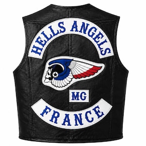 Puede incluir: Un chaleco de cuero negro con un gran parche bordado en la parte posterior. El parche muestra el texto HELLS ANGELS en azul sobre un arco blanco, un emblema de calavera alada en azul, blanco y rojo, las letras MG y la palabra FRANCE en azul.