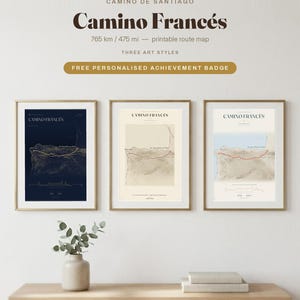 以下が含まれることがあります： Camino de Santiago、Camino Francés、765 km / 475 mi — printable route map、three art styles、free personalised achievement badgeというテキストが記載された、Camino Francésのルートマップを表示する3つの額入りウォールアートプリント。