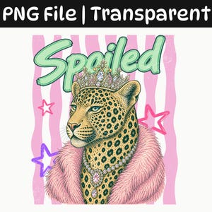 Op de afbeelding: Een digitale illustratie van een luipaard met een kroon vol juwelen, een roze imitatiebont stola en een diamanten ketting. Het woord Spoiled staat in lichtgroen boven het luipaard. De achtergrond bevat roze verticale strepen en sterren.