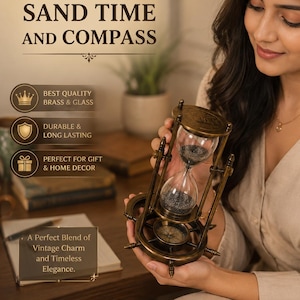 Puede incluir: Un reloj de arena de latón con una brújula integrada en la base, que contiene arena oscura. El texto en la imagen dice: Brass SAND TIME AND COMPASS, BEST QUALITY BRASS & GLASS, DURABLE & LONG LASTING, PERFECT FOR GIFT & HOME DECOR, A Perfect Blend of Vintage Charm and Timeless Elegance.