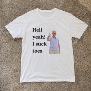 Maglietta "Hell Yeah I Suck Toes", maglietta divertente per lo scambio di magliette in aeroporto, regalo scherzoso per lo scambio di magliette brutte, maglietta con umorismo volgare, maglietta con umorismo offensivo per adulti