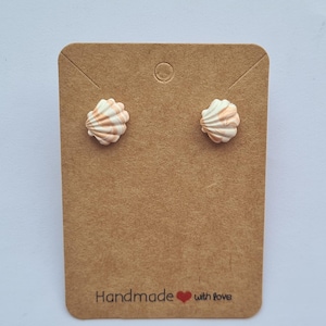 Boucles d'oreilles coquillage beige | Clous d'oreilles coquillage effet marbre | Bijoux de plage neutres | Boucles d'oreilles sirène | Pâte polymère Irlande
