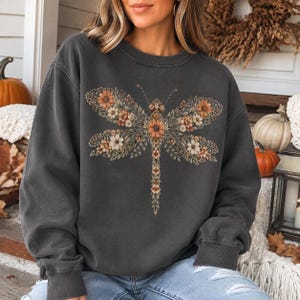 Wildflower Dragonfly Crewneck, Botanical Sweatshirt for Women, Boho Nature Pullover, Cottage Garden Sweater