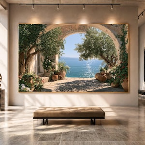 Könnte beinhalten: Ein großes rechteckiges Wandbild mit einem mediterranen Steinbogen, der den Blick auf ein glitzerndes blaues Meer freigibt. Die Szene zeigt Olivenbäume, Terrakottatöpfe mit grünen Pflanzen und eine Steinterrasse, umrahmt von einem goldenen Rand.