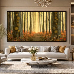 Könnte beinhalten: Ein großes rechteckiges Wandbild mit einer Waldszene, hohen dunklen Baumstämmen, einem zentralen Pfad und einem leuchtend orangefarbenen und gelben Blumenunterholz. Das Kunstwerk ist schwarz gerahmt und zeigt ein warmes, goldenes Licht.