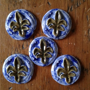 Ensemble 5 Cabochons en Porcelain Fleur de Lis Bleu Or Mosaique Céramique Scrapbooking