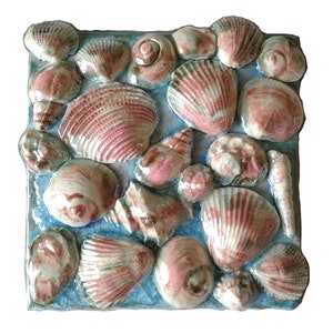 Peut inclure: Mosaïque carrée en céramique représentant une collection de coquillages de différentes formes et tailles. Les coquillages sont principalement blancs et roses, avec des surfaces texturées. Le fond est bleu clair, créant un thème côtier.