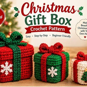 Peut inclure: Trois boîtes cadeaux crochetées en rouge, vert et blanc avec des nœuds et des décorations en forme de flocon ou de sapin. Le texte indique : Christmas Gift Box Crochet Pattern, Crochet Pattern PDF, 3 Sizes Included, Easy, Step-by-Step.