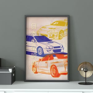 Puede incluir: Un cuadro vertical enmarcado que muestra tres coches deportivos estilizados con contornos amarillos, azules y naranjas. La obra incluye texto japonés vertical en dorado, 日本の伝説の車, sobre un fondo claro con textura de color blanco roto.