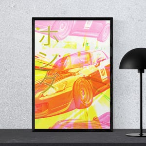 Peut inclure: Une affiche verticale encadrée représentant une voiture de sport Honda S2000 stylisée orange et jaune en mouvement. L'œuvre comprend le texte en katakana japonais pour Honda en grands caractères jaunes et le numéro 07 sur le côté du véhicule.