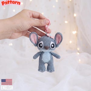 Patrón de ganchillo amigurumi Stitch Keycain en PDF: Peluche de alienígena azul - Inglés