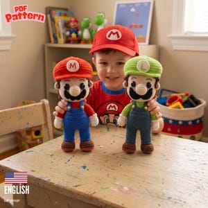 Puede incluir: Dos muñecos tejidos a mano en crochet que representan personajes con bigote, uno con gorra roja con una M y peto azul, el otro con gorra verde con una L y peto azul, ambos con ojos negros y zapatos de color marrón.