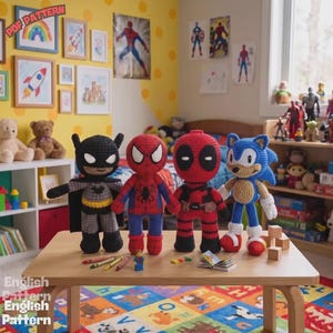 Könnte beinhalten: Vier handgefertigte Häkelpuppen, die Batman, Spider-Man, Deadpool und Sonic the Hedgehog darstellen, stehen auf einem Holztisch. Jede Figur zeichnet sich durch detaillierte Garnstickereien, erkennbare Farben und ikonische Gesichtszüge aus.