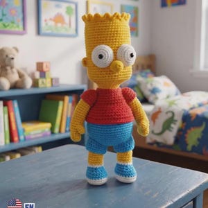 Könnte beinhalten: Eine Häkelpuppe einer gelben Zeichentrickfigur mit stacheligen Haaren, großen weißen Augen, einem roten T-Shirt, blauen Shorts sowie blau-weißen Schuhen. Die Puppe steht aufrecht. Der Text "PDF PATTERN" ist oben links im Bild zu sehen.