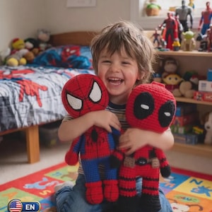 Könnte beinhalten: Zwei handgefertigte Häkelpuppen, die die Charaktere Spider-Man in Rot und Blau sowie Deadpool in Rot und Schwarz darstellen. Die Puppen haben große Köpfe und gestickte Augendetails. Das Bild enthält den Text PDF PATTERN in der oberen linken Ecke.