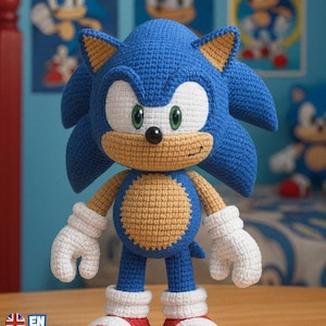 Könnte beinhalten: Eine gehäkelte Puppe der Figur Sonic the Hedgehog mit blauem Garn für den Körper, beigem Garn für Schnauze und Bauch, weißem Garn für Handschuhe und Socken sowie rotem Garn für die Schuhe. Die Puppe hat grüne Augen und eine schwarze Nase.