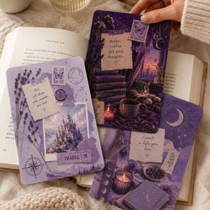 Könnte beinhalten: Drei rechteckige Karten mit lila Collagen-Designs. Eine Karte zeigt ein Schloss und einen Kompass, eine andere eine Katze mit Büchern und dem Text 'Books, coffee and good thoughts.', und die dritte eine Kerze und einen Mond mit 'Create a life you love.'