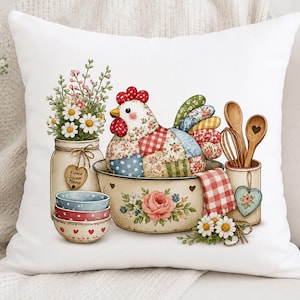 Puede incluir: Un cojín cuadrado blanco con una colorida ilustración de una gallina de patchwork sentada en un cuenco. El diseño incluye un tarro con margaritas, tres cuencos apilados, utensilios de cocina de madera y una etiqueta en forma de corazón con el texto Home Sweet Home.