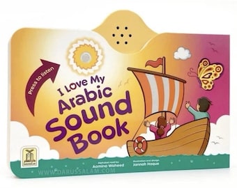 Può includere: Un libro sonoro rettangolare intitolato I Love My Arabic Sound Book con un altoparlante sulla parte superiore. La copertina presenta un'illustrazione di una barca in legno con una vela a righe su acqua verde, una farfalla e due figure. Include una freccia.