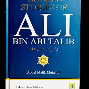 以下が含まれることがあります： アブドゥル・マリク・ムジャヒド著『Golden Stories of Ali Bin Abi Talib』というタイトルの青いハードカバー本。表紙には金色の文字、アラビア語のフレーズ、黄色の幾何学的な星のエンブレム、そして「A Modern Islamic Publication」という文字が書かれた白い下部ボーダーがデザインされています。