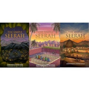 Könnte beinhalten: Drei Bücher mit dem Titel The Simple Seerah, Teil eins, zwei und drei, von Asim Khan und Toyris Miah. Jedes Cover zeigt eine farbenfrohe illustrierte Szene einer historischen Stadt, Bergen und Palmen sowie Text zu den Autoren und Vorworten.