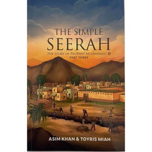 Puede incluir: Un libro titulado The Simple Seerah: The Story of Prophet Muhammad Part Three por Asim Khan y Toyris Miah. La portada presenta una ilustración de un pueblo desértico con palmeras, montañas y personas trabajando en una zanja al atardecer.