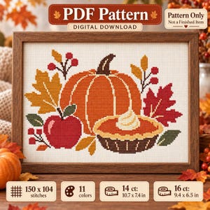 Può includere: Uno schema a punto croce in PDF raffigurante una zucca arancione, una mela rossa e una torta di zucca con panna montata, circondate da foglie autunnali e bacche. Il testo include PDF Pattern, Digital Download, Pattern Only e 150 x 104 punti.