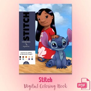 Può includere: Una copertina di un libro da colorare digitale con una ragazza dei cartoni animati con lunghi capelli neri in un vestito rosso con motivi floreali bianchi, in piedi accanto a un personaggio alieno blu su una spiaggia. Il testo dice STITCH COLORIAGES.