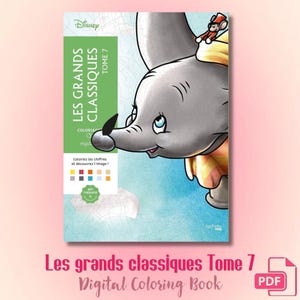 Può includere: Un libro da colorare Disney intitolato Les Grands Classiques Tome 7 che raffigura un grande elefante grigio con orecchie grandi e un piccolo topo sulla testa. La copertina include un pannello verticale verde con testo bianco e una guida.