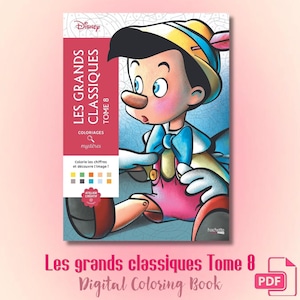 Può includere: Un libro da colorare Disney intitolato Les Grands Classiques Tome 8 con una colorata illustrazione di Pinocchio sulla copertina. La copertina del libro mostra il personaggio con un cappello giallo, un papillon blu e pantaloncini rosa su sfondo blu.