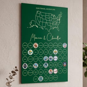 Puede incluir: Un letrero de pared rectangular de color verde oscuro titulado OUR TRAVEL ADVENTURE con un mapa de contorno blanco de los Estados Unidos, los nombres Monica & Chandler y una cuadrícula de círculos con nombres de estados e ilustraciones coloridas.