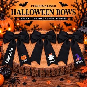 Könnte beinhalten: Drei schwarze Stoffschleifen mit Halloween-Motiven und Text. Die linke Schleife zeigt den Namen Charlotte und einen Kürbis mit dem Wort SPOOKY. Die mittlere Schleife zeigt ein Gespenst mit dem Wort BOO. Die rechte Schleife zeigt einen Hexenhut mit dem Wort WITCHY.