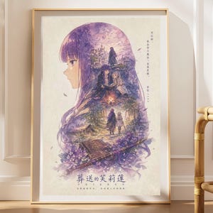 Op de afbeelding: Een verticale rechthoekige poster in een dunne gouden lijst met een profielillustratie van een personage met paars haar. Het kunstwerk bevat kleinere scènes van figuren in een bos, een kampvuur en een boek, met Chinese tekst onderaan.
