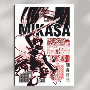 Op de afbeelding: Een rechthoekige poster met een zwart-wit-rode grafische illustratie van het personage Mikasa. Het ontwerp bevat de tekst MIKASA, Japanse karakters, een close-up van ogen en een dynamische actiescène met zwaarden en uitrusting.