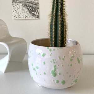 Planter tripod low M white with mint dots