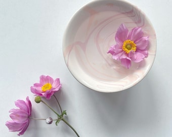 Small presentation bowl with marble effect in white and pink