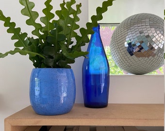 Flowerpot in faded cobalt blue with black speckles M