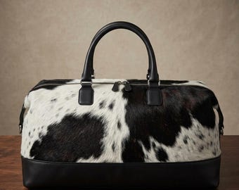 Reisetasche aus Rindsleder, Wochenendtasche aus schwarzem und weißem Leder, Reisetasche mit Fellbezug, moderne Übernachtungstasche, Geschenk für Trauzeugen.