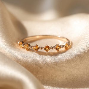 Delicada alianza de boda de citrino, anillo apilable de oro de 14 quilates, anillo de 6 piedras preciosas amarillas, joyería de piedra natal de noviembre, anillo nupcial minimalista.