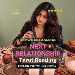 Puede incluir: Un set de lectura de cartas del tarot con una baraja, una vela encendida en un soporte de madera, un cuenco pequeño con cuentas blancas y un paño estampado. Los textos incluyen SAME HOUR, SEE WHAT'S COMING, NEXT RELATIONSHIP Tarot Reading, EXPLAIN EVERYTHING DEEPLY.