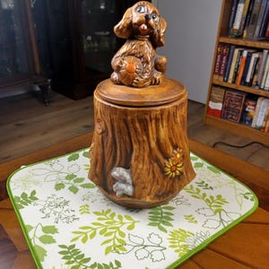 Tarro de galletas de cerámica retro con diseño de perro en un tocón de árbol, marca California Originals, años 70.