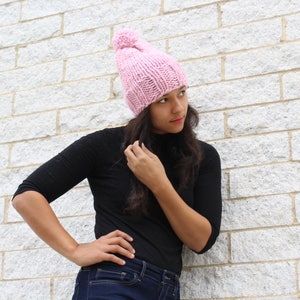 Gorro rosa holgado con pompón, tejido a mano, mezcla de lana de cordero imagen 3